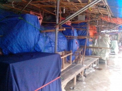 Hàng trăm tiểu thương nghỉ bán “trốn” phạt thiếu hóa đơn, chứng từ? - 2 Các cửa hàng trong khu vực đình chợ TP Hà Tĩnh đóng cửa trong sáng 22/9