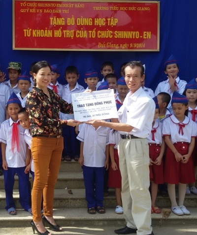 Hàng trăm đồng phục mới đến với học sinh huyện Vũ Quang