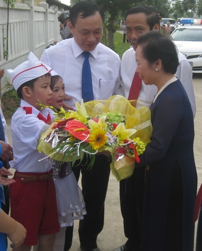 Học sinh đón Phó Chủ tịch nước Nguyễn Thị Doan dự lễ khai giảng năm học mới