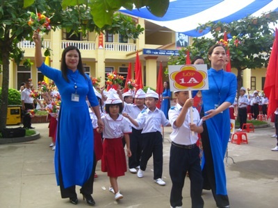 Chào lớp 1. (Ảnh: Phượng Vũ)