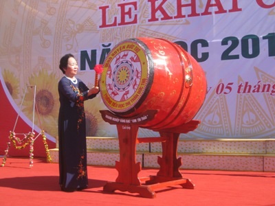 Phó Chủ tịch nước đánh trống khai giảng