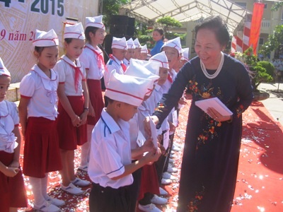 Phó Chủ tịch nước trao quà cho học sinh nghèo học giỏi tại trường tiểu học Đức Thọ