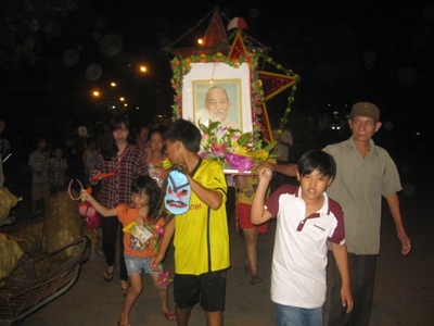 Ảnh Bác Hồ được rước trang trọng tại vị trí đầu tiên của đoàn rước đèn