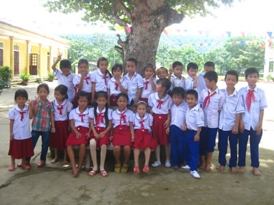 Hàng trăm đồng phục mới đến với học sinh huyện Vũ Quang - 2 Những bộ đồng phục cũ đã được thay bằng những bộ đồng phục tinh tươm