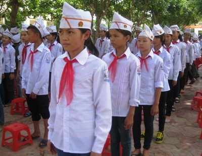 Hàng trăm đồng phục mới đến với học sinh huyện Vũ Quang - 4 Áo đồng phục mới tại trường THCS Ân Giang