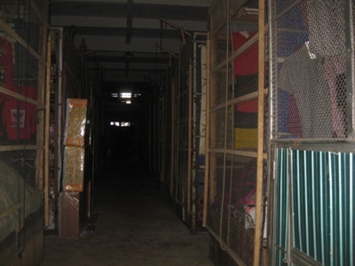 Hàng trăm tiểu thương nghỉ bán “trốn” phạt thiếu hóa đơn, chứng từ? - 1 Các cửa hàng trong khu vực đình chợ TP Hà Tĩnh đóng cửa trong sáng 22/9