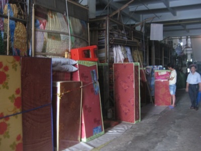 Hàng trăm tiểu thương nghỉ bán “trốn” phạt thiếu hóa đơn, chứng từ? - 3 Các cửa hàng trong khu vực đình chợ TP Hà Tĩnh đóng cửa trong sáng 22/9