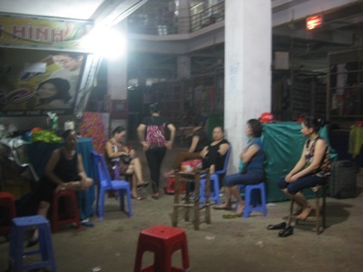 Hàng trăm tiểu thương nghỉ bán “trốn” phạt thiếu hóa đơn, chứng từ? - 4 Bà con tiểu thương nghỉ bán