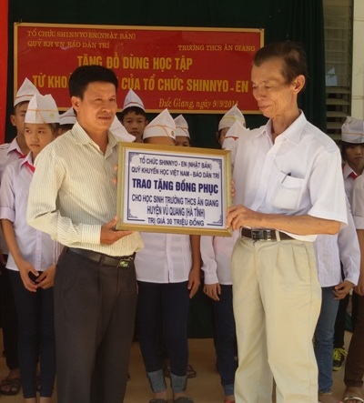 Trường THCS Ân Giang đón nhận số tiền 30 triệu đồng do tổ chức Phật giáo Shinnyo-en tài trợ