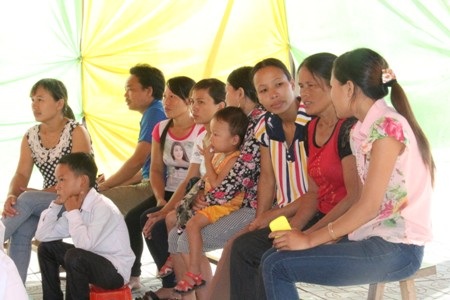 Phụ huynh đưa con tới trường