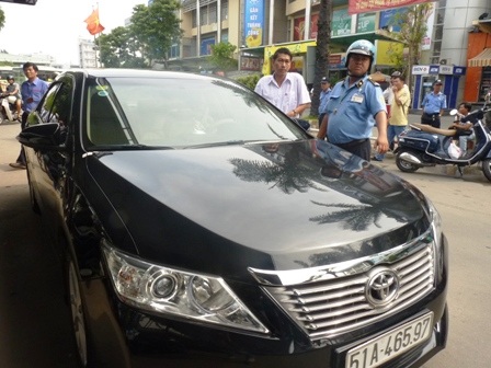 Hiệp hội taxi TPHCM kiến nghị chấm dứt hoạt động của Uber - 2 Thanh tra giao thông lập biên bản vi phạm đối với một xe Uber tại bến xe miền Đông ngày 5/12