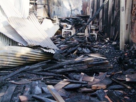 Xưởng gỗ bị thiêu rụi trong chớp
nhoáng, thiệt hại ban đầu ước tính 200 triệu đồng