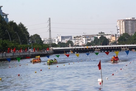 Tưng bừng lễ hội đua thuyền trên dòng kênh mới “hồi sinh”