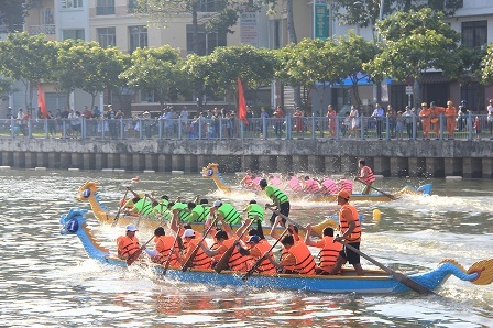 Người dân tập trung hai bên bờ kênh cổ vũ cho các đội thi