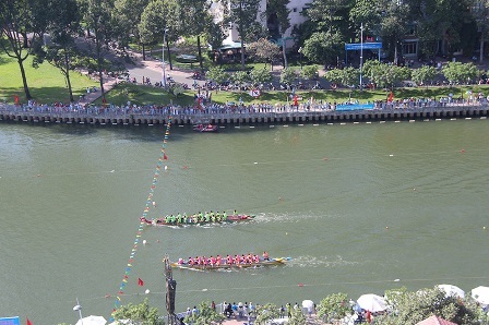 Người dân tập trung hai bên bờ kênh cổ vũ cho các đội thi