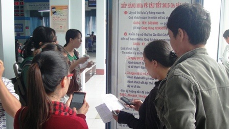 Hành khách soạn tin nhắn để lấy vé
mua qua mạng