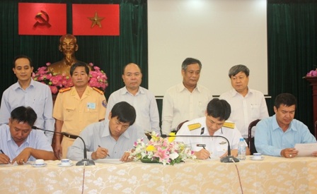 TPHCM: Thu 26 tỷ đồng từ xử phạt xe quá tải - 1 Các doanh nghiệp kinh doanh vận tải trên
địa bàn thành phố ký cam kết không xếp hàng quá tải