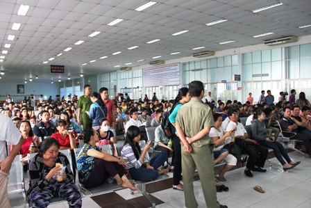 TPHCM: Mỏi mòn chờ mua vé tàu Tết - 1 Hành khách mệt mỏi chờ đợi mua vé tàu trực tiếp tại ga Sài Gòn