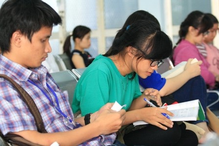 TPHCM: Mỏi mòn chờ mua vé tàu Tết - 2 Nhiều bạn sinh viên phải mang theo tài liệu ôn thi khi phải mất cả ngày chờ mua vé