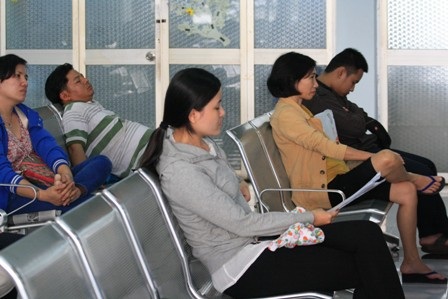 TPHCM: Mỏi mòn chờ mua vé tàu Tết - 3 Tranh thủ chợp mắt để lấy sức chờ đợi