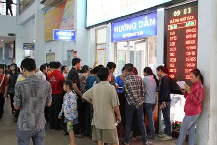TPHCM: Mỏi mòn chờ mua vé tàu Tết - 4 khu vực hướng dẫn lúc nào cũng đông đúc