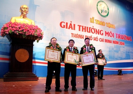Đại diện 3 nhà máy của Vinamilk ở TPHCM nhận giải thưởng môi trường TPHCM năm 2014