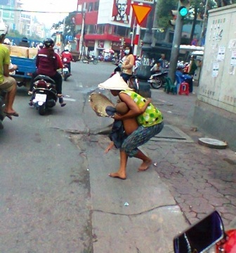 TPHCM chủ trương “không cho tiền người xin ăn” - 1 TPHCM chủ trương “không cho tiền người xin ăn”
