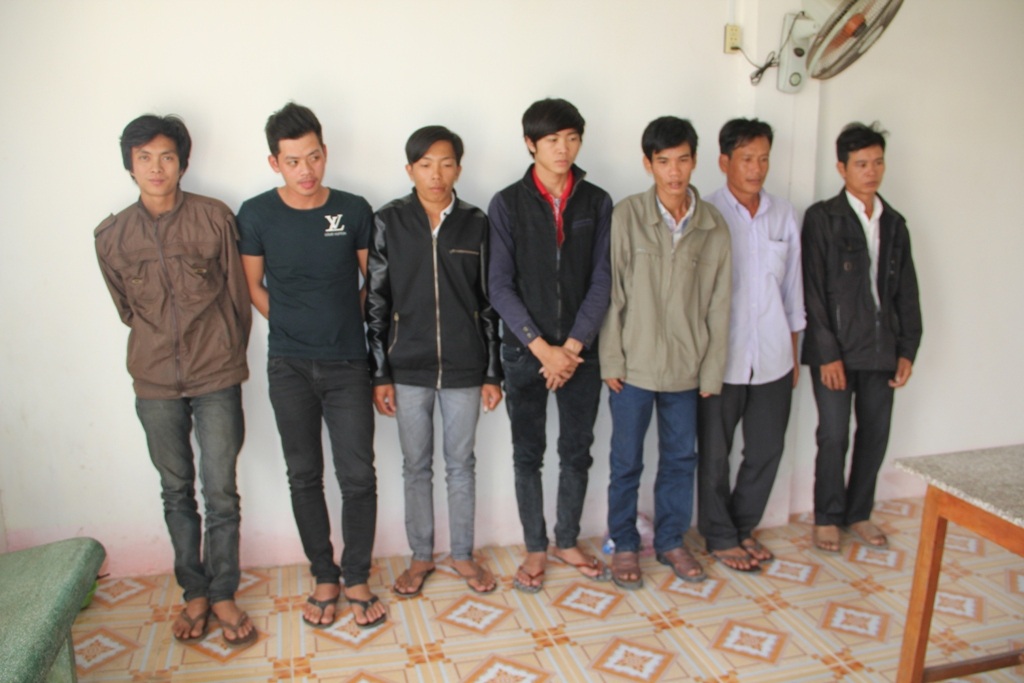 Triệt phá đường dây chuyên đưa xe trộm cắp sang Campuchia tiêu thụ - 1 Các đối tượng chuyên vận chuyển xe mô
tô trộm cắp sang Campuchia tiêu thụ