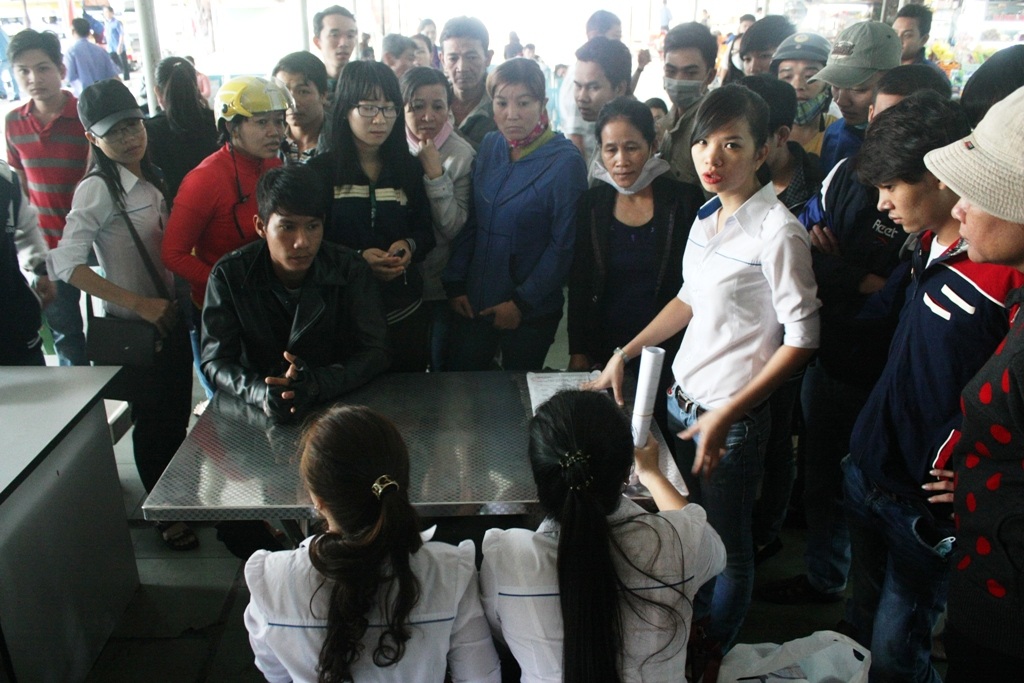 Nhiều người tập trung từ sáng sớm chờ
đợt bán vé bổ sung của nhà xe về miền Trung