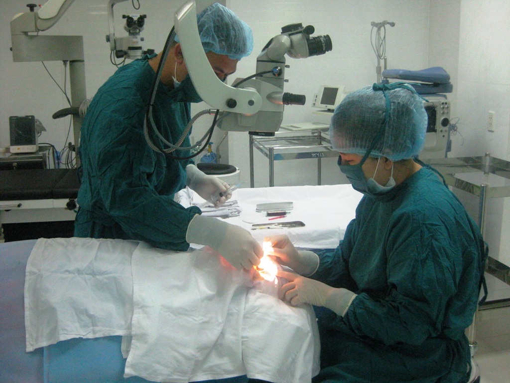 52.000 bệnh nhân nghèo đã được giúp đỡ - 1 Nhiều bệnh nhân nghèo đã được mổ mắt miễn phí (ảnh minh họa)