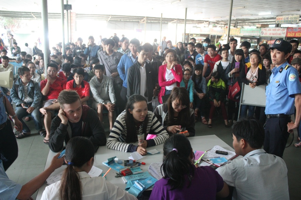 Vé xe Tết: Xe thương hiệu đắt khách, quầy vé ủy thác ế ẩm - 1 Vé xe Tết: Xe thương hiệu đắt khách, quầy vé ủy thác ế ẩm