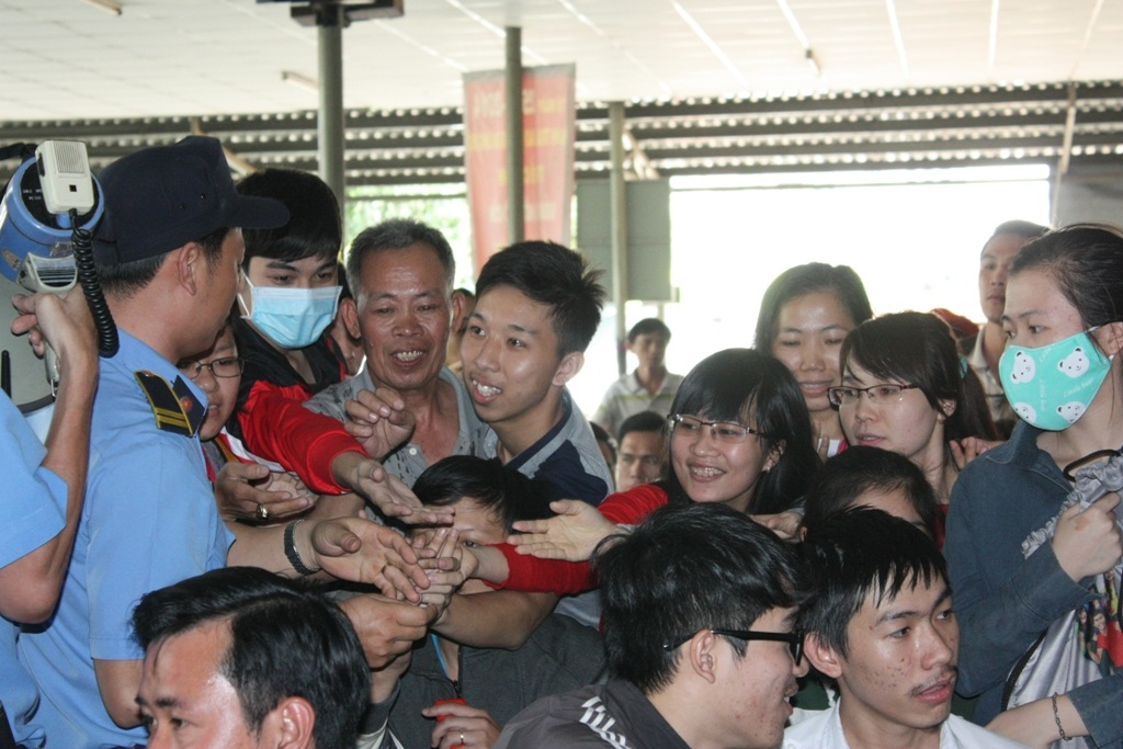 Vé xe Tết: Xe thương hiệu đắt khách, quầy vé ủy thác ế ẩm - 2 Ai ai cũng chờ đợi được phát số sau
hơn nửa ngày chờ đợi vất vả