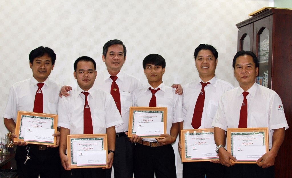 May mắn nhận lại điện thoại 350 triệu vì gặp toàn người tốt - 2 Lãnh đạo Taxi Vinsasun cùng 5 tài xế
tốt bụng trả lại tài sản cho hành khách