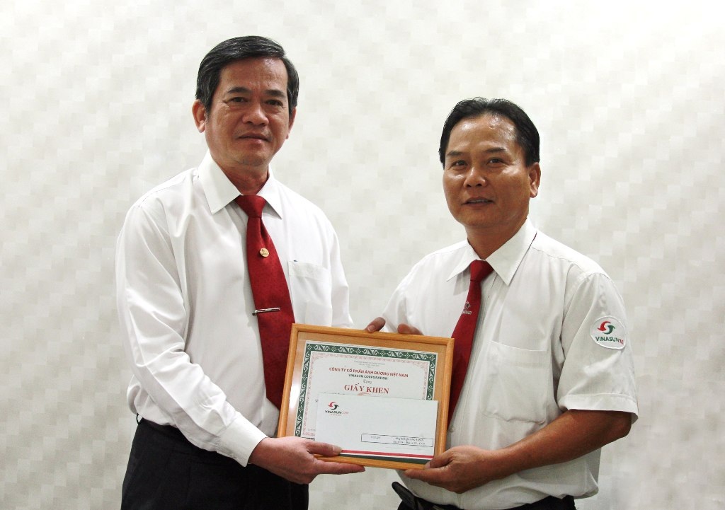 May mắn nhận lại điện thoại 350 triệu vì gặp toàn người tốt - 1 Ông Huỳnh Văn Sĩ (trái) trao thưởng cho tài xế Đỗ Quang Loan vì hành động
trung thực