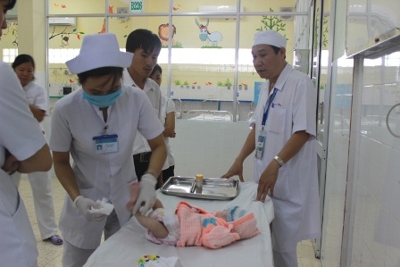 Cháu bé bị bỏ rơi do hủ tục được đưa vào cô nhi viện - 1 Cháu C. chuẩn bị
được đón về Trung tâm huấn nghệ cô nhi Đồng Nai
