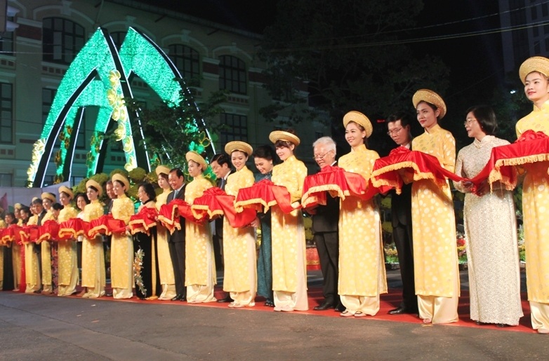 Chủ tịch nước cắt băng khai mạc Đường hoa Xuân TPHCM - 1 Chủ tịch nước cắt băng khai mạc Đường hoa Xuân TPHCM