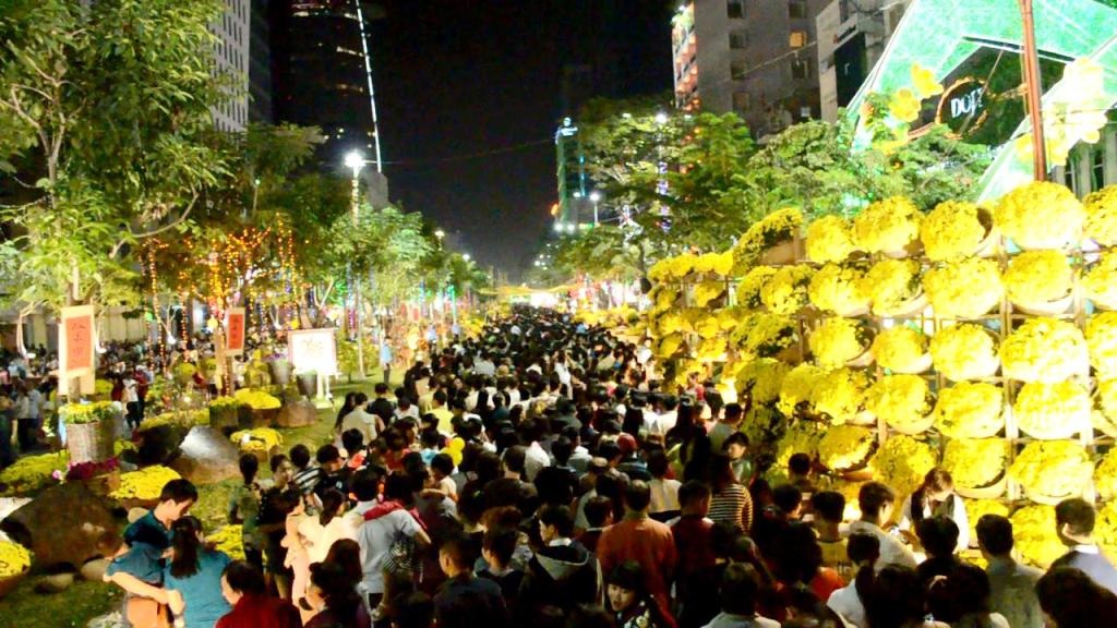 Chủ tịch nước cắt băng khai mạc Đường hoa Xuân TPHCM - 5 Dòng người nô nức tham quan Đường hoa
Tết lần thứ 12 của thành phố mang tên Bác.