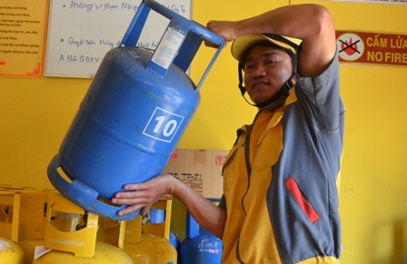 Tháng 3/2015, giá gas tiếp tục tăng nhẹ - 1 Giá gas tháng 2/2015 tăng nhẹ, giá bán lẻ là 304.500 đồng/bình 12kg