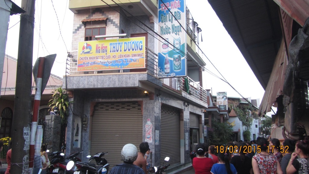 Con gái đánh chết mẹ cướp tài sản để trả nợ - 1 Nhiều người dân tò mò đến xem vụ án mạng