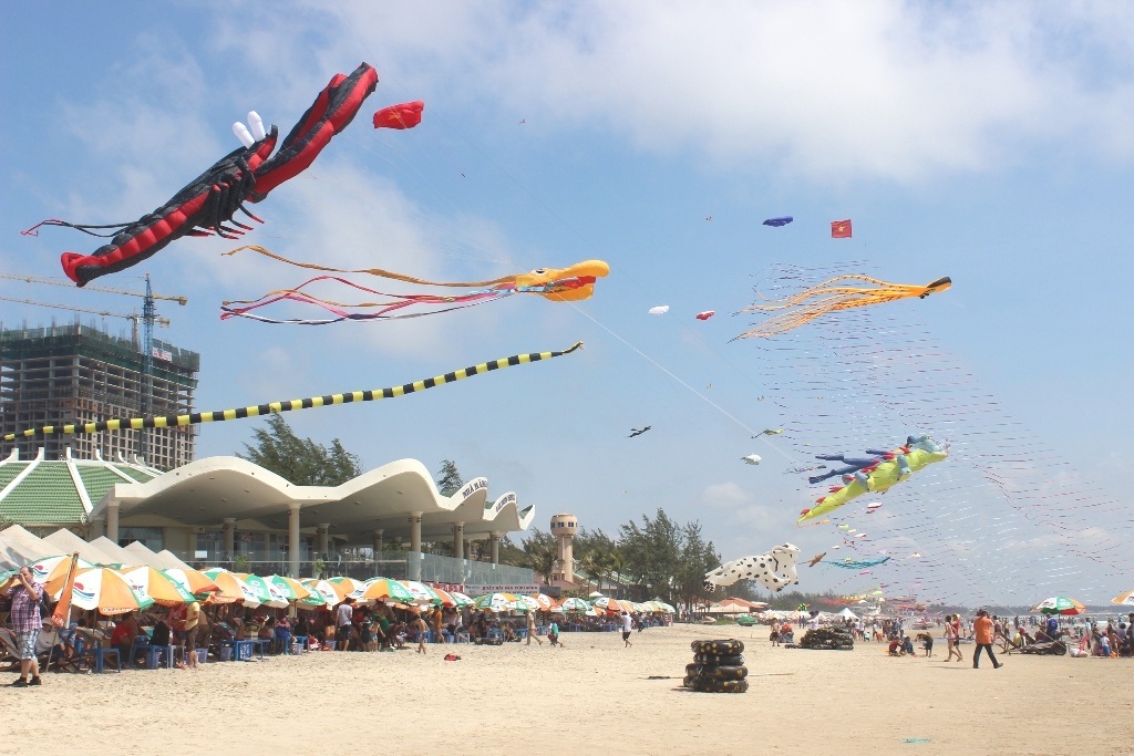 Vất vả thả diều “khủng” dài trăm mét - 1 Nhiều mẫu diều
độc đáo, lạ mắt cùng nhau khoe sắc tại Liên hoan diều năm nay