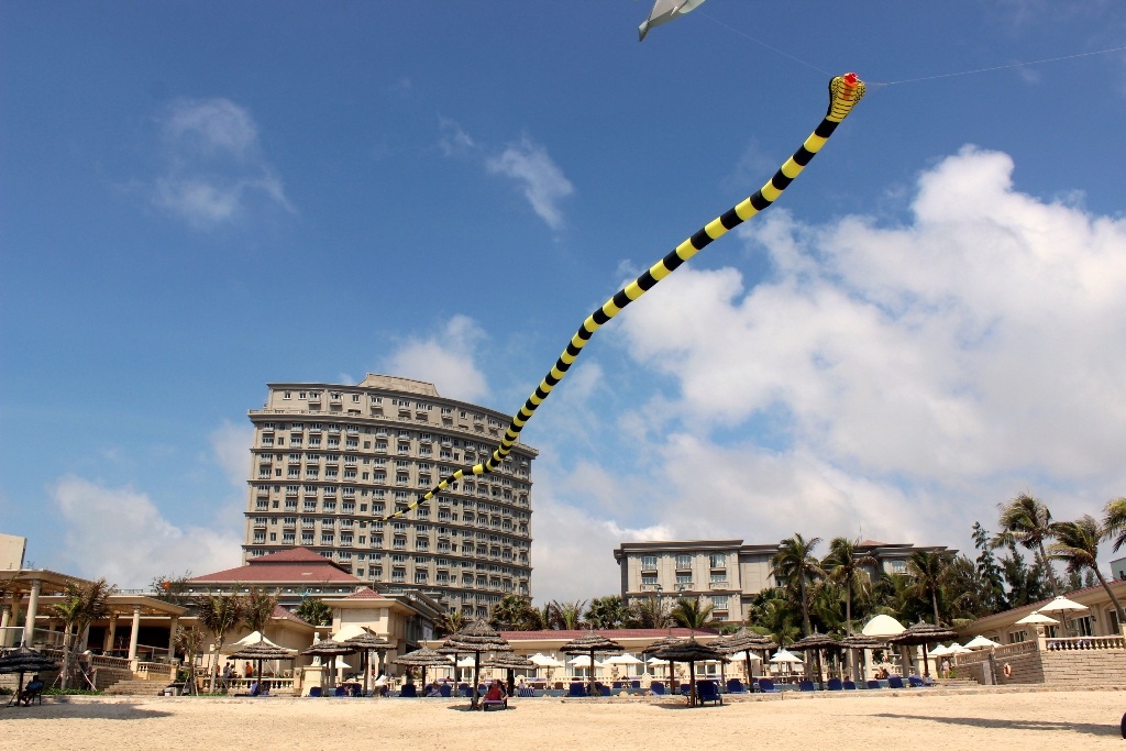 Vất vả thả diều “khủng” dài trăm mét - 2 Diều hình con
rắn dài cả trăm mét tung bay trên biển Vũng Tàu