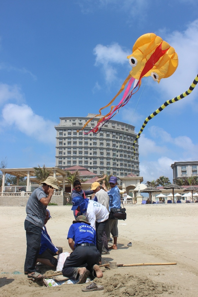 Vất vả thả diều “khủng” dài trăm mét - 3 Phải cần đến
8 người mới thả được con diều hình bạch tuộc dài 70m