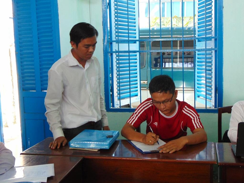 Rút phép vĩnh viễn quán "chém" bữa ăn đêm 22 triệu đồng - 2 Ông Nguyễn
Như Khánh ký tên vào biên bản