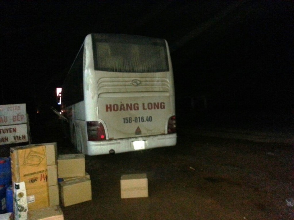 Chạy trái tuyến, xe Hoàng Long để hơn 50 khách hàng màn trời chiếu đất?