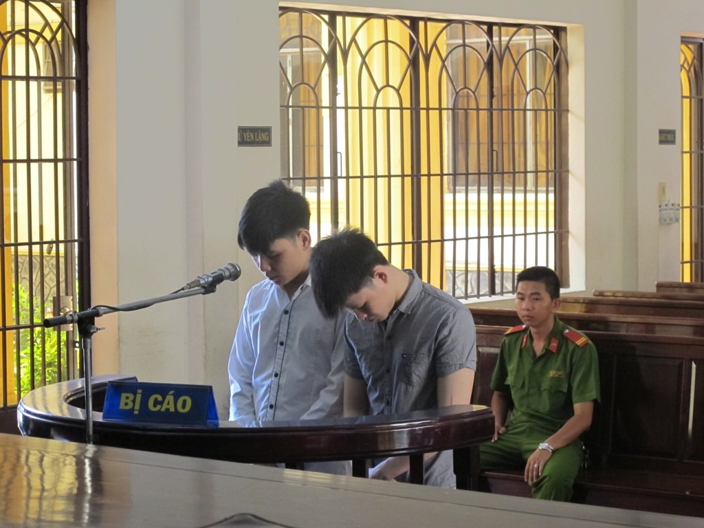 Giết bạn vì cho rằng… mình bị khinh thường - 1 Hai bị cáo trước vành móng ngựa