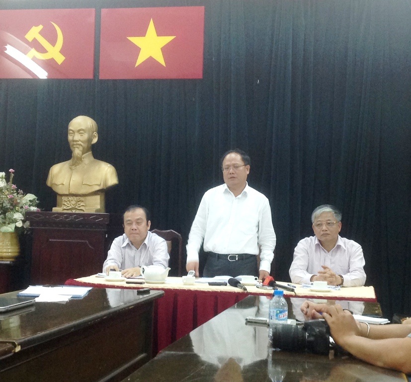 Chủ tịch UBND TP Tất Thành Cang tại
buổi họp báo chiều 30/3