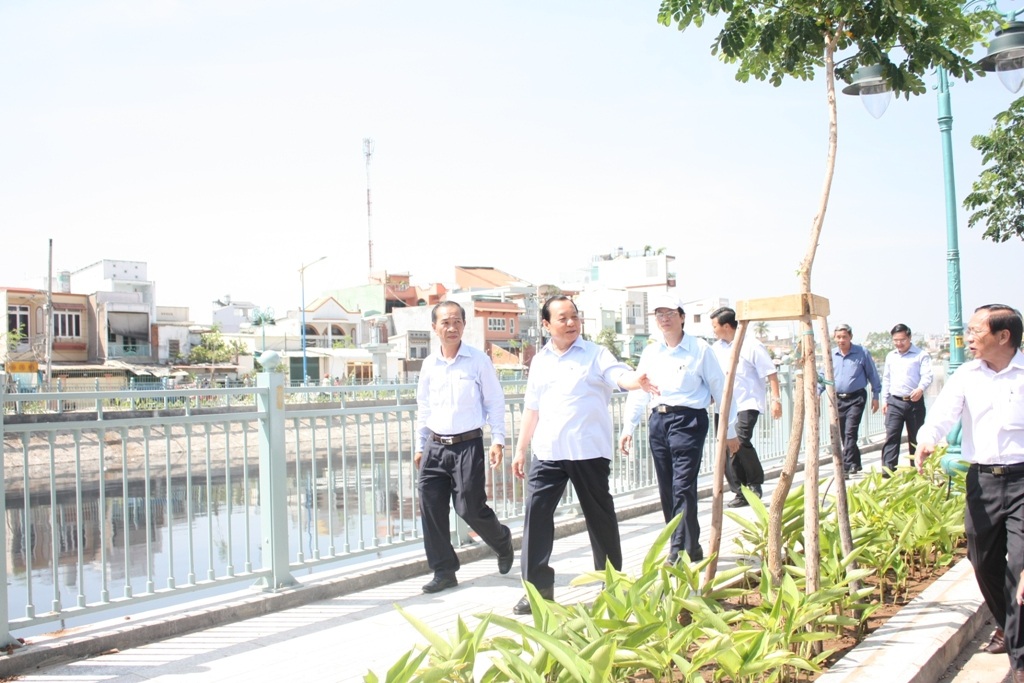 Phải làm đúng tiến độ nhưng không được giảm chất lượng công trình - 4 Bên cạnh đó, ông Lê Thanh Hải yêu cầu phải
xây dựng có hệ thống phun s