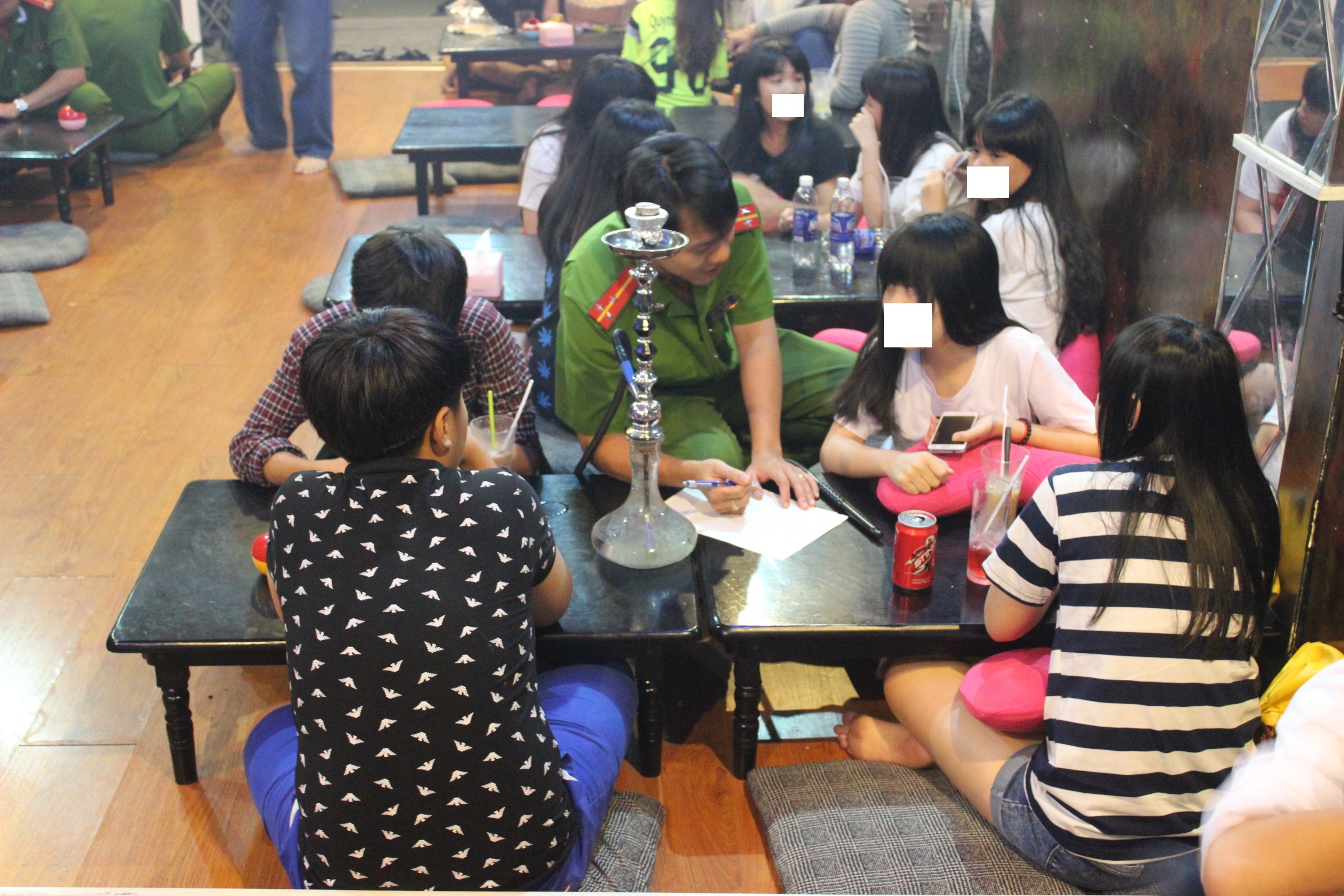 Lập biên bản các quán cà phê cho học sinh sử dụng shisha - 1 Lực lượng Công an kiểm tra quán cà phê shisha bán cho học sinh ở TP Vũng Tàu