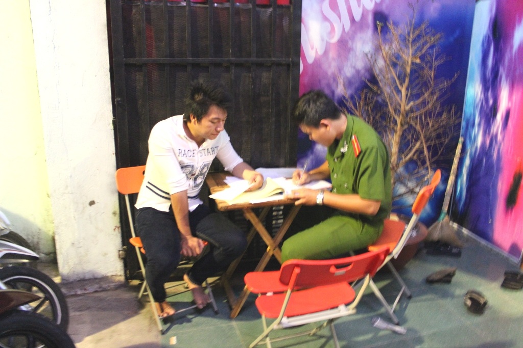 Lập biên bản các quán cà phê cho học sinh sử dụng shisha - 2 Lực lượng Công an kiểm tra quán cà phê shisha bán cho học sinh ở TP Vũng Tàu