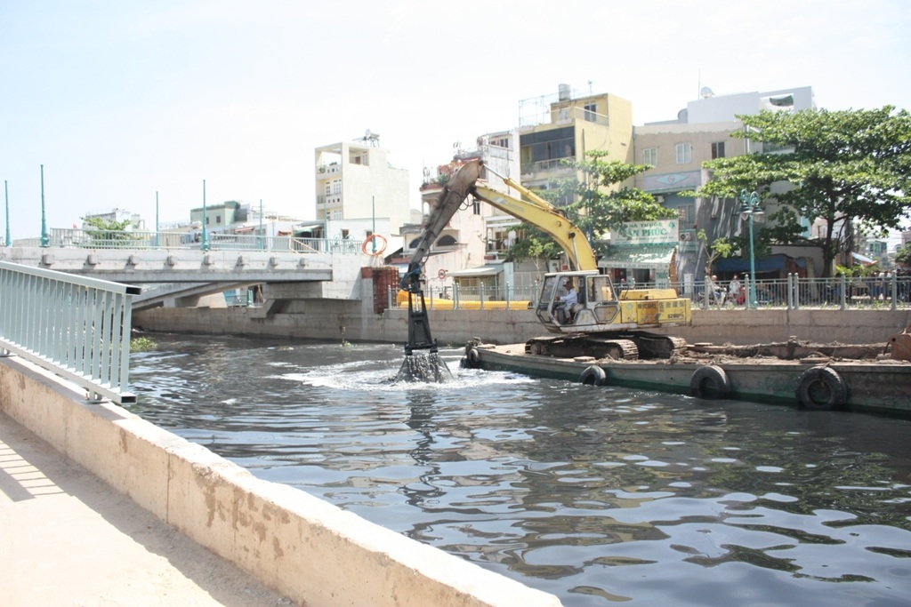 Phải làm đúng tiến độ nhưng không được giảm chất lượng công trình - 3 Bên cạnh đó, ông Lê Thanh Hải yêu cầu phải
xây dựng có hệ thống phun s